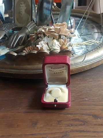 Zeer mooi klein oud Frans leren ring juweliers doosje  beschikbaar voor biedingen