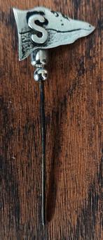 Reverspeldje met zilveren vlaggetje en opliggende letter S, Ophalen of Verzenden, Gebruikt, Overige onderwerpen
