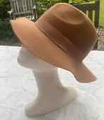 Mooie lamswollen hoed van Invito, Ophalen of Verzenden, Zo goed als nieuw