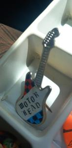 Motörhead Pin Button Badge Gitare Gitaar 80s Band concert Pi, Verzamelen, Speldjes, Pins en Buttons, Ophalen of Verzenden, Zo goed als nieuw