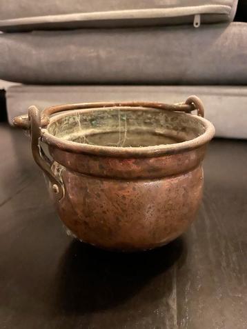 Oude Koperen Pot met Handvat beschikbaar voor biedingen