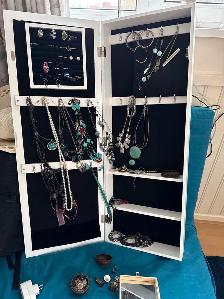 Sieradenkast met spiegel en sieraden, Huis en Inrichting, Woonaccessoires | Spiegels, Gebruikt, Minder dan 50 cm, 100 tot 150 cm