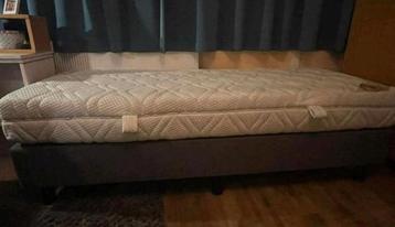 Gratis taupe boxspring zonder matras 80x200