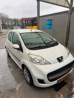 Peugeot 107 1.0 12V 5DR 2011 Wit, Auto's, Voorwielaandrijving, Stof, 4 stoelen, Origineel Nederlands
