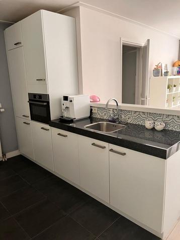 STIJLVOL DUBBELWANDIGE KEUKEN MET APPARATUUR  beschikbaar voor biedingen
