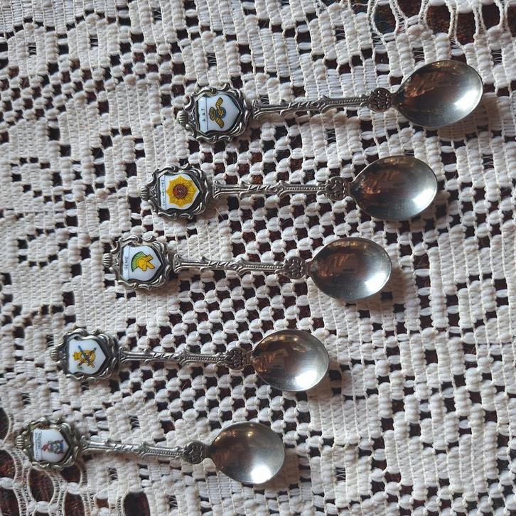 5 verzilverde lepeltjes met emaille schildjes, Antiek en Kunst, Antiek | Goud en Zilver, Ophalen of Verzenden