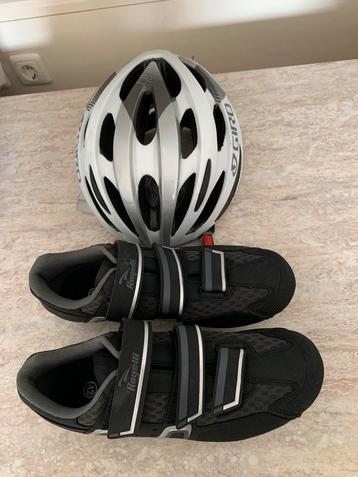 Wielren schoenen en helm beschikbaar voor biedingen
