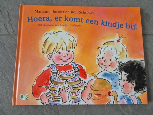 Boek - Hoera, er komt een kindje bij!, Boeken, Kinderboeken | Baby's en Peuters, Gelezen, Ophalen of Verzenden