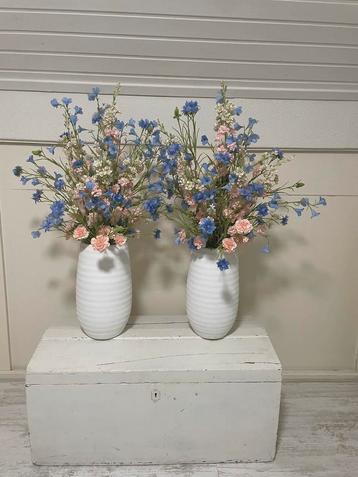 Vaas Bloemen pastel kleur 2 x beschikbaar voor biedingen