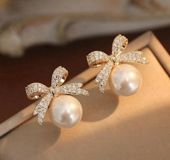 Goudkleurige parel strik oorbellen bow earrings elegant new, Sieraden, Tassen en Uiterlijk, Ringen, Nieuw, Dame of Heer, Met edelsteen