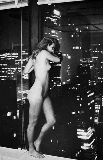 Helmut Newton (1920-2004) - Patti Hansen over Manhattan 1977 beschikbaar voor biedingen