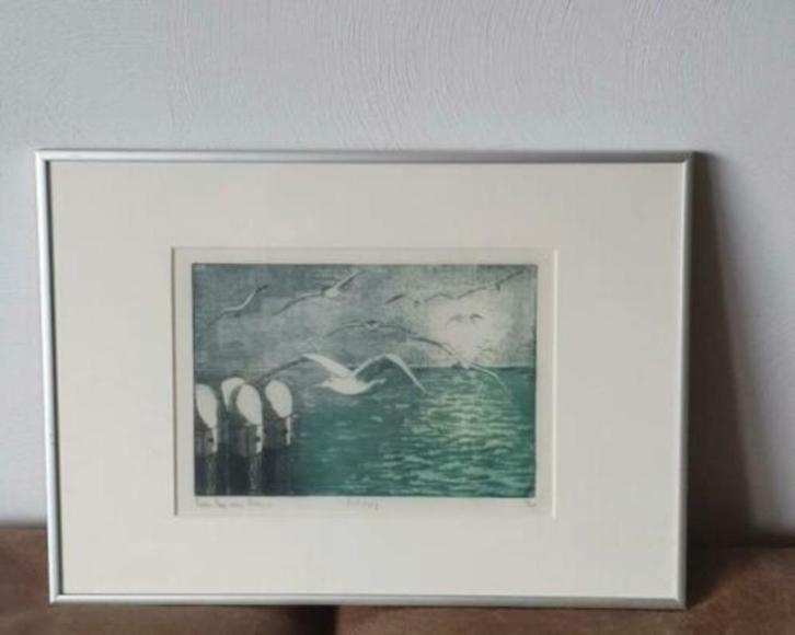 Karien May-van Boven kleurenets Dukdalf Meeuw Mooie lijst., Antiek en Kunst, Kunst | Etsen en Gravures, Ophalen