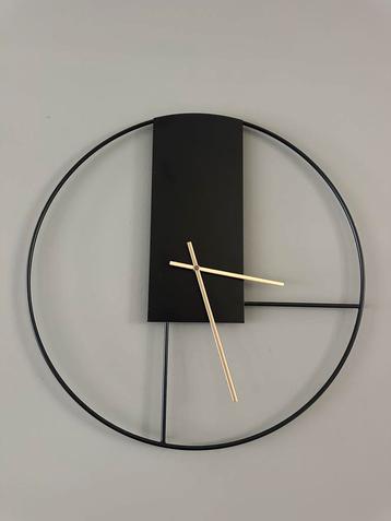 Wandklok beschikbaar voor biedingen