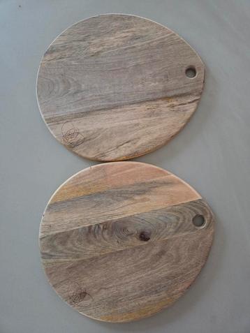 2 houten borrelplanken beschikbaar voor biedingen