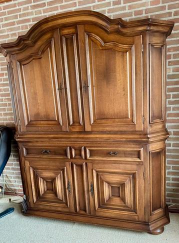 Ouderwetse kast  (in twee delen) beschikbaar voor biedingen