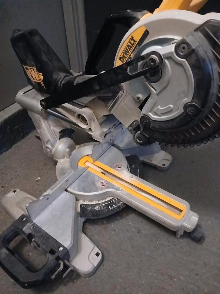 DeWalt DCS365N Afkortzaag - Zonder Accu, Doe-het-zelf en Verbouw, Gereedschap | Zaagmachines, Zo goed als nieuw, Afkortzaag, 1200 watt of meer