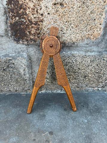 Handgemaakte houten notenkraker met handgesneden motief beschikbaar voor biedingen