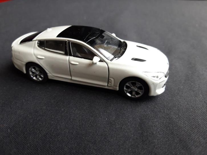 Kia Stinger Premium Performance, wit - Welly pullback 1:38, Hobby en Vrije tijd, Modelauto's | 1:43, Zo goed als nieuw, Auto, Overige merken