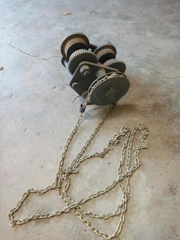 Loopkat met ketting beschikbaar voor biedingen