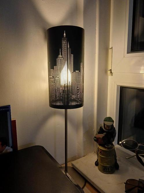 Lamp met rondom de skyline van NY, Antiek en Kunst, Kunst | Schilderijen | Modern, Ophalen of Verzenden