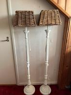 Te koop 2 identieke staande lampen, Huis en Inrichting, Lampen | Vloerlampen, 100 tot 150 cm, Ophalen of Verzenden, Hout, Landelijk