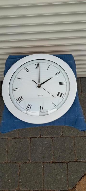 Wand klok beschikbaar voor biedingen