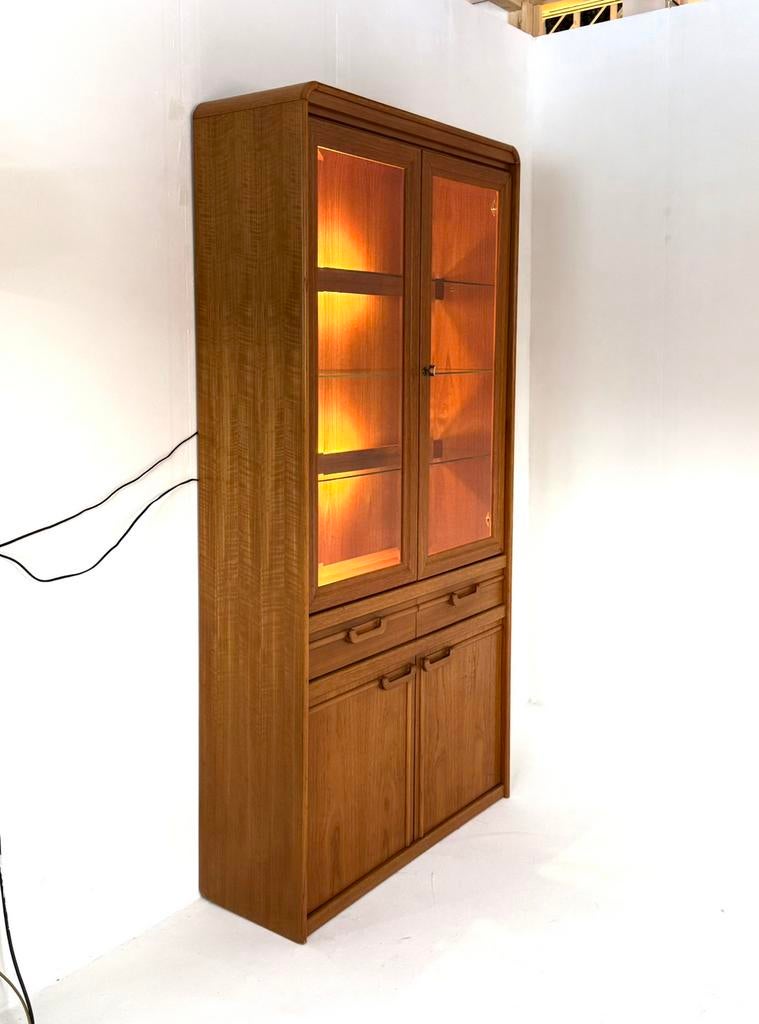 Vintage teakhouten vitrinekast ‘80, Huis en Inrichting, Met deur(en), Vintage retro buisframe design rotan webbing papercord deens