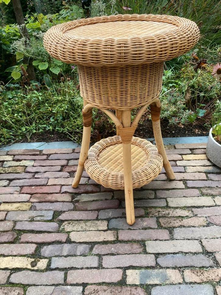 Rotan bijzettafel / plantentafel, Huis en Inrichting, Tafelonderdelen, Gebruikt, Tafelblad, Minder dan 50 cm, 50 tot 100 cm, Rond
