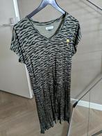 Te koop tijger groene jurk maat m, Kleding | Dames, Jurken, Maat 38/40 (M), Ophalen of Verzenden, Zo goed als nieuw, Boven de knie