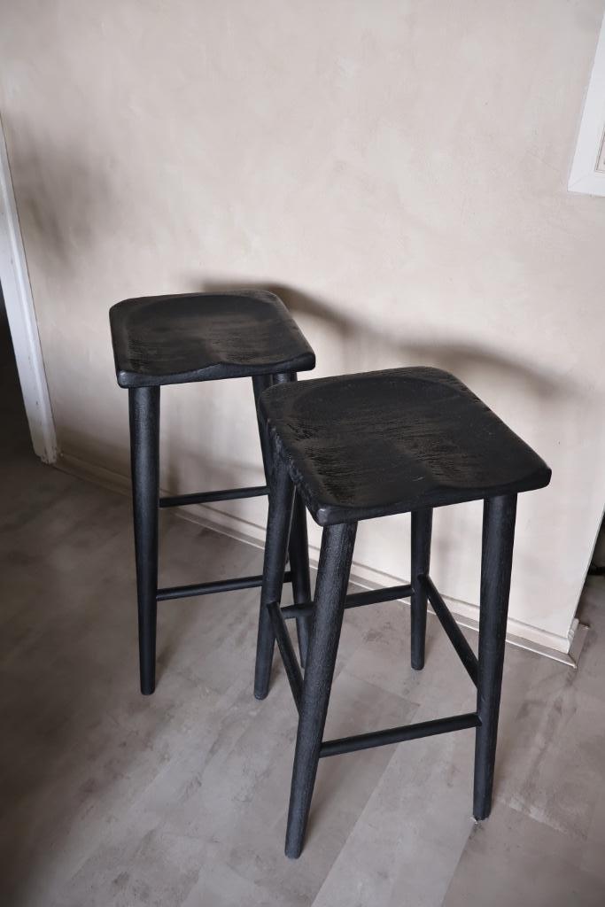 Zwarte houten barkrukken – Luccile Eleonora, Huis en Inrichting, Barkrukken, Zo goed als nieuw, 60 tot 90 cm, Hout, 2 krukken