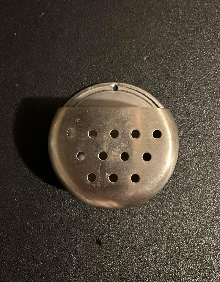 Metalen houder voor geurblokjes toilet mat ‘46 en ‘54, Verzamelen, Spoorwegen en Tramwegen, Gebruikt, Trein, Ophalen of Verzenden