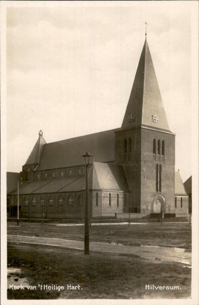 Hilversum Kerk van 't Heilige Hart  1939, Verzamelen, Ansichtkaarten | Nederland, Ongelopen, Noord-Brabant, 1920 tot 1940, Ophalen of Verzenden