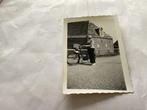 Hijum 1958 Foto: Vrouw met fiets voor gebouw 6x9 cm, Gebruikt, Foto, Ophalen of Verzenden, 1940 tot 1960
