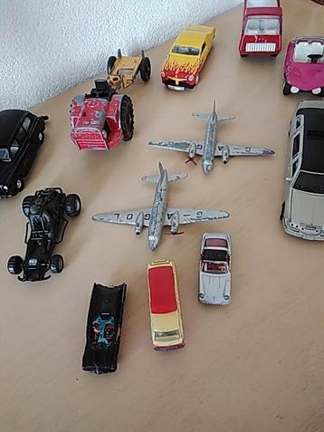 Oude vliegtuigjes en auto's.  beschikbaar voor biedingen