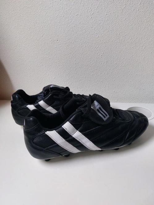 Voetbalschoenen zwart met wit, maat 41,5 NIEUW, Sport en Fitness, Voetbal, Nieuw, Schoenen, Maat XS of kleiner, Ophalen of Verzenden