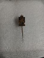 Metalen speltje van de "" KNVB"" ( zwart)., Verzamelen, Speldjes, Pins en Buttons, Ophalen of Verzenden, Zo goed als nieuw, Sport