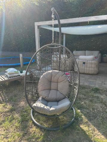 Hangstoel hangschommel eistoel met voet in goede staat beschikbaar voor biedingen