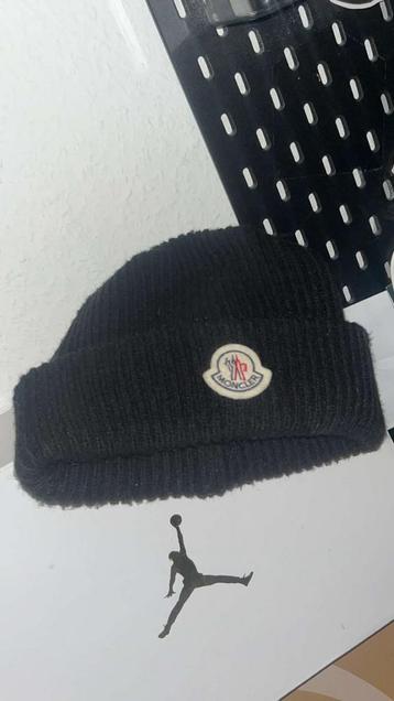 Moncler muts beschikbaar voor biedingen