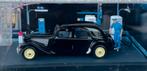 Citroën Traction Avant essence 1:43 diorama met figuurtje, Hobby en Vrije tijd, Modelauto's | 1:43, Ophalen of Verzenden, Nieuw