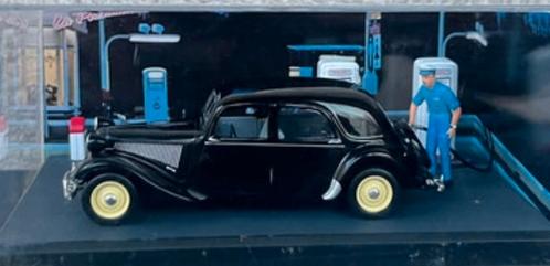 Citroën Traction Avant essence 1:43 diorama met figuurtje, Hobby en Vrije tijd, Modelauto's | 1:43, Nieuw, Auto, Overige merken
