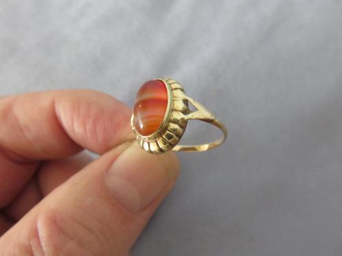 Antieke ring met streep agaat steen in 14 karaat goud, Sieraden, Tassen en Uiterlijk, Antieke sieraden, Ring, Goud, Ophalen of Verzenden
