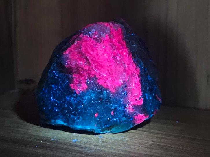 Mooie ruwe robijn in zoisiet, Sieraden, Tassen en Uiterlijk, Edelstenen, Ophalen of Verzenden