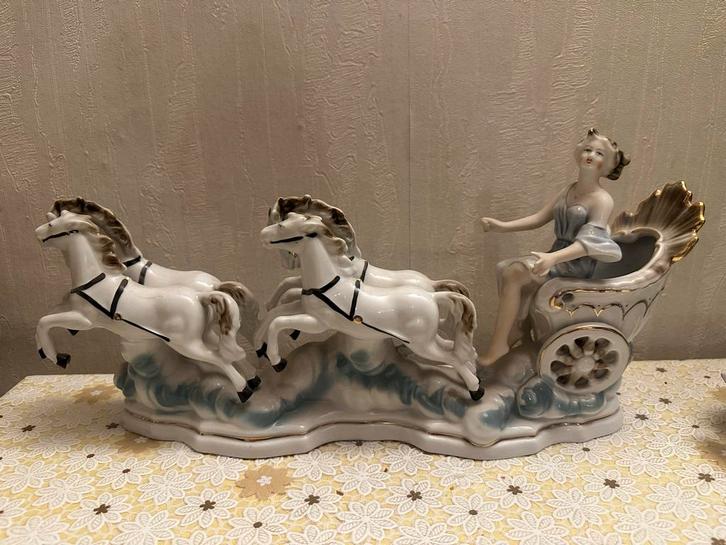 Porseleinen Figuur Crown Regent Curtea De Arges, Antiek en Kunst, Antiek | Porselein, Ophalen of Verzenden