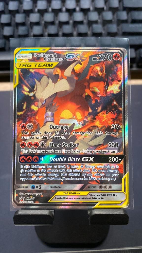 Reshiram & Charizard GX - SM201 Promo, Hobby en Vrije tijd, Verzamelkaartspellen | Pokémon, Zo goed als nieuw, Losse kaart, Ophalen of Verzenden
