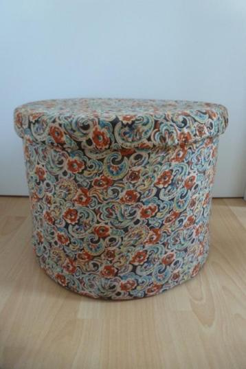 antiek doos rond met deksel en antieke stof bekleed  beschikbaar voor biedingen