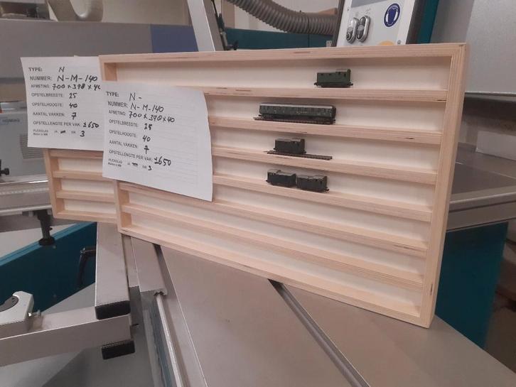 N-Spoor: N-M-140, multiplex wandvitrine, vitrine. Vingerhoed, Hobby en Vrije tijd, Modeltreinen | N-Spoor, Nieuw, Treinset, Gelijkstroom of Wisselstroom