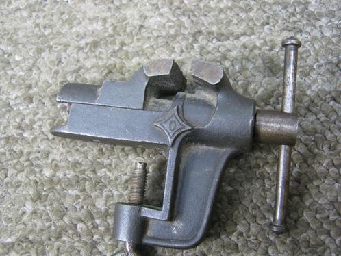 Klein Bankschroefje -met aambeeldje achterop. 570 gram, Antiek en Kunst, Antiek | Gereedschap en Instrumenten, Verzenden