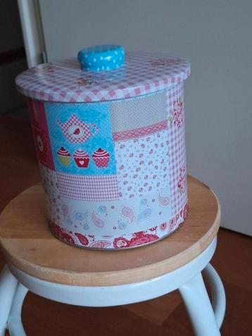 Geheel nieuw vrolijk roze-blauw bewaarblik met knop beschikbaar voor biedingen