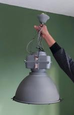 Stoere industriële hanglamp grijs met kooi, Ophalen, 50 tot 75 cm, Zo goed als nieuw, Metaal