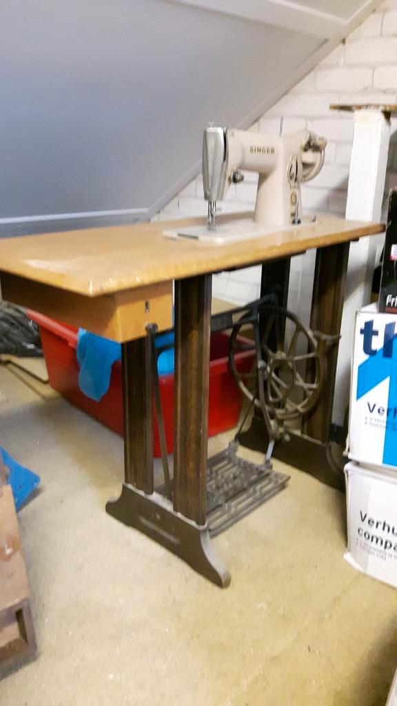 Antieke singer trapnaaimachine met tafel en kap., Antiek en Kunst, Antiek | Naaimachines, Ophalen